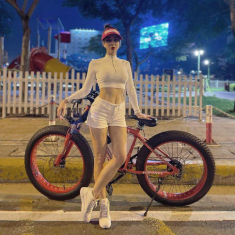 Dù đã 2 con Diệp Lâm Anh tự tin diện áo ngắn khoe bụng múi đẹp mê
