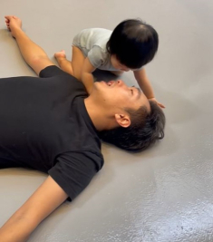 Được con gái thơm, Cường Đôla làm liều xin miếng nữa nhưng bé có phản ứng đáng yêu