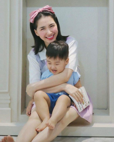 Giữa đêm, Hòa Minzy xin lỗi con trai vì sắp phải đi xa nhiều ngày liền