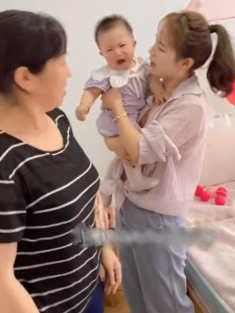 Gửi con cho bà nội 1 tháng, mẹ bất lực khi gặp lại con khóc lớn như gặp người lạ