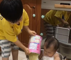 Hai con tự chơi quá ngoan nhưng không động tĩnh, mẹ kiểm tra thì tá hỏa với cảnh trước mắt