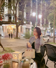 Hàng hiệu đầy nhà, Á hậu bị ghét nhất Vbiz vô tư để túi tiền tỷ ở vỉa hè