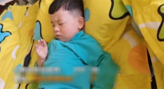 Hành động lạ của bé trai trong giờ ngủ trưa khiến cô giáo tò mò, lại gần thì bất ngờ