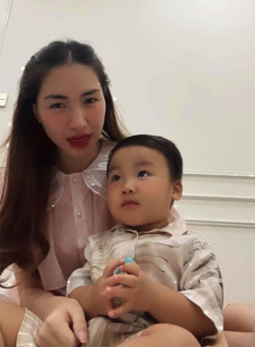 Hoà Minzy đăng clip camera nhà riêng, thấy cảnh tượng tan chảy của hai mẹ con khi bố vắng nhà