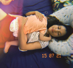 Hoàng Oanh bị ốm ở Singapore không được chồng Tây cạo gió, vẫn phải chăm con, làm việc nhà