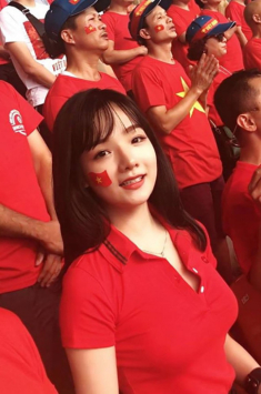 Hotgirl bóng đá VTV đi làm hớp hồn giám đốc, sinh con xong ở nhà 40 tỷ