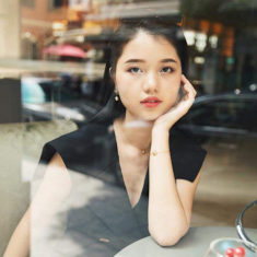 Hotgirl ĐH Ngoại thương sáng lên giảng đường là cô giáo thiên thần, tối về với chồng con đảm đang