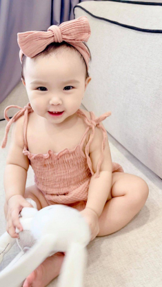 Hưởng gen bố đẹp trai, mẹ xinh gái, con gái Thu Thủy càng lớn càng đáng yêu