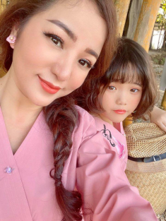 Khóa cửa nhà 10 tỷ ở Việt Nam, Thúy Nga cùng con gái sống sang chảnh ở biệt thự Mỹ