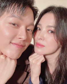 Khoe ảnh “đọ mặt” với trai trẻ, Song Hye Kyo lại share cách chăm da của chồng cũ?