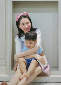 Khoe con trai giống mẹ như 2 giọt nước, Hoà Minzy liền nhận phản bác dồn dập