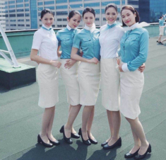 Không cài áo, cựu tiếp viên hàng không đóng cảnh nóng với Mạnh Trường ôm con tiếp da tuyệt đẹp