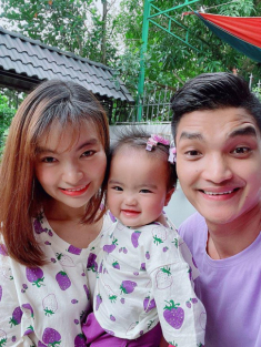 Không còn chưng bộ mặt đi đánh ghen, con gái Mạc Văn Khoa cười tươi hết cỡ với bố mẹ