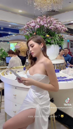 Kỳ Duyên “ăn mày quá khứ”: ngày xưa ưa o ép, giờ vẫn hở nhưng sang bội phần