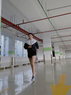 Kỳ Duyên mặc áo gió chạy thể dục, ướt đẫm mồ hôi nhưng có đồng nghĩa giảm cân hiệu quả