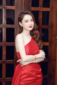 Là gái 1 con, Nhã Phương vẫn mê làm Bạch Tuyết: da trắng như tuyết, môi đỏ như son
