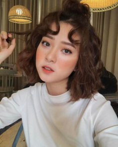 Làm mới bản thân, nàng trẻ trung tươi tắn với những kiểu tóc uốn mì tôm dẫn đầu xu hướng