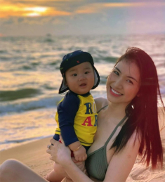 Lần đầu đăng ảnh bikini bên con trai, Hoà Minzy ngại ngùng vì hở hang, thừa nhận ngực chảy xệ