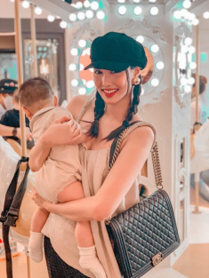 Lấy chồng đại gia, nữ siêu mẫu ngồi ăn sáng vẫn dát đầy hàng hiệu