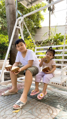 Lê Phương khoe con trai tình cảm với em gái cùng mẹ khác cha, ra dáng anh cả đĩnh đạc  