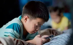 Lén đặt camera trong nhà, mẹ buồn bã khi nhìn kĩ món đồ trong tay con gái cầm cả ngày