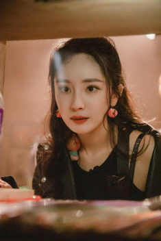 Loạt ảnh hậu trường của Dương Mịch, cánh tay vung đòn đánh trống trị giá ngàn vàng