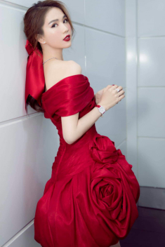 Loạt mỹ nhân bất chấp nguy hiểm, bơm chất làm trắng da để vịt hóa thiên nga