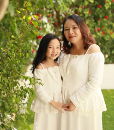 Lúc nhỏ nhút nhát, con gái chủ tiệm giặt sấy Sài Gòn oanh tạc sàn diễn thời trang Thượng Hải