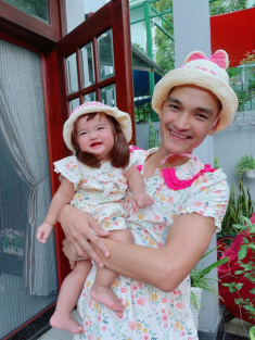 Mạc Văn Khoa mặc váy vợ để nịnh con gái cười, nghe mọi người nhận xét lại thấy buồn