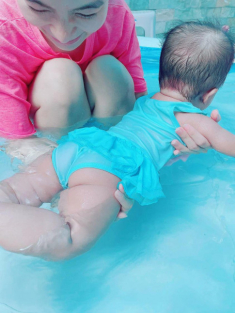 Mạc Văn Khoa nhận 3 đời mông lép nhưng con gái mông bự, vợ hotgirl vội vàng nói giống mẹ