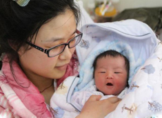 Mẹ 9X quyết “thà sinh 2 con trai còn hơn 1 con gái”, nhiều chị em chạnh lòng