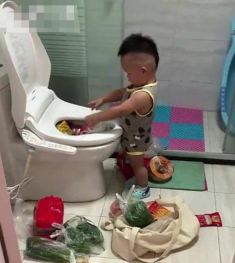 Mẹ bận nấu ăn để con 2 tuổi tự chơi, cảnh tượng trong phòng vệ sinh khiến mẹ câm nín