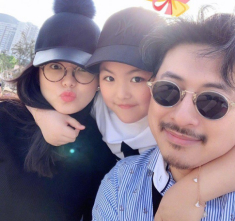 Mẹ bực tức vì hành động giữa đêm của bố liền ôm con gái ra ngủ riêng
