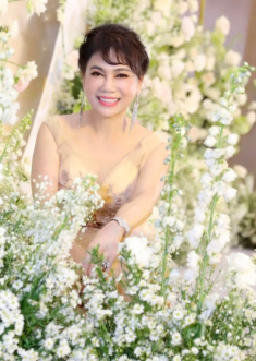 Mẹ chồng Diệp Lâm Anh xinh đẹp, diện đồ hiệu sang chảnh hơn con dâu
