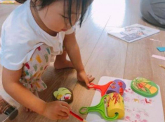 Mẹ hí hửng khoe tranh con mẫu giáo vẽ đoạt giải, bác sĩ thấy liền hô “Mau gọi cảnh sát”