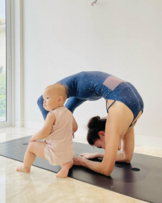 Mẹ Hồ Ngọc Hà U70 vẫn diện đồ xuyên thấu, không chịu thua con gái về độ gợi cảm