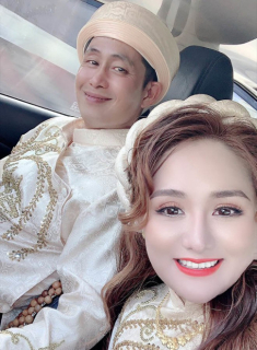 Mẹ lộng lẫy đi lấy chồng, xót xa cảnh con gái mặc đồ bộ, khóc nức nở đòi theo