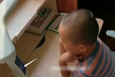 Mẹ tái hôn, có thêm em bé, cậu bé 5 tuổi nói một câu, tất cả mọi người bật khóc