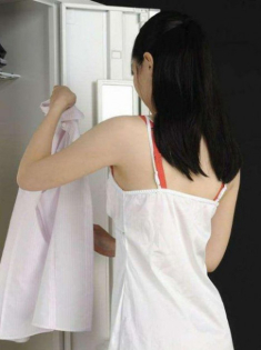 Mẹ trẻ thay quần áo trước mặt con trai, con liền làm một hành động khiến mẹ giật mình