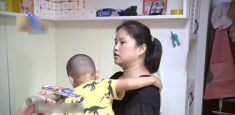 Mẹ tức giận khi thấy cảnh bảo mẫu mắng chửi con trai, những gì bé kể còn khủng khiếp hơn
