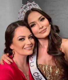 Miss Universe 2020 khoe ảnh selfie cùng mẹ, mẹ đẹp tới nỗi cô nàng bị chê già đanh