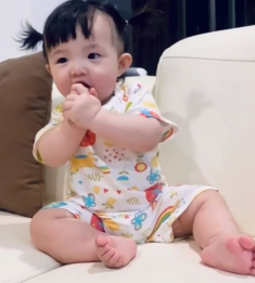 Mới 9 tháng tuổi, con gái Đông Nhi- Ông Cao Thắng đúng chất con nhà nòi khi nghe mẹ hát