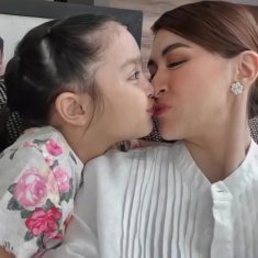 Mỹ nhân Philippines hôn môi con gái chưa bằng nam DV U70 có hành động quá mức với con