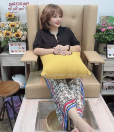 Ngày càng trẻ đẹp, nữ hoàng thẩm mỹ Vbiz khoe chiếc cằm nhọn khó nhận ra