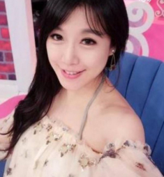 Người mẫu xe hơi nóng bỏng đang thay quần áo bị con gái livestream, 130 nghìn người vào xem