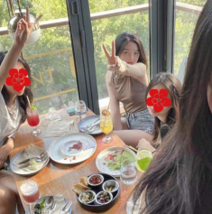 Nhận không ra con gái 15 tuổi của Lý Á Bằng vì lối ăn mặc người lớn, tạo dáng sexy