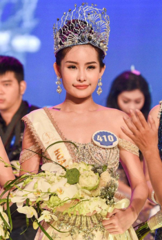 Nhan sắc hiện tại của nàng Hậu từng bị đòi vương miện vì đôi môi tều vểnh ngược