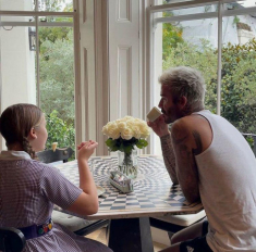 Nhiều lần nhận gạch đá vì hôn môi Harper, David Beckham giờ còn làm hành động thân mật quá đà