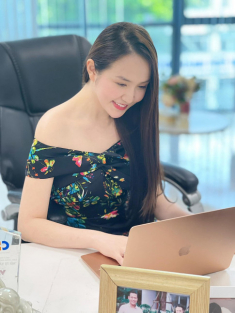 Nữ chủ tịch gợi cảm ngồi cạnh núi tiền: Mẹ 3 con, trả lương tháng cho Tuấn Hưng