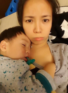 Nữ DV khó chịu vì con trai thích sờ ngực mẹ, không được đụng vào là khóc